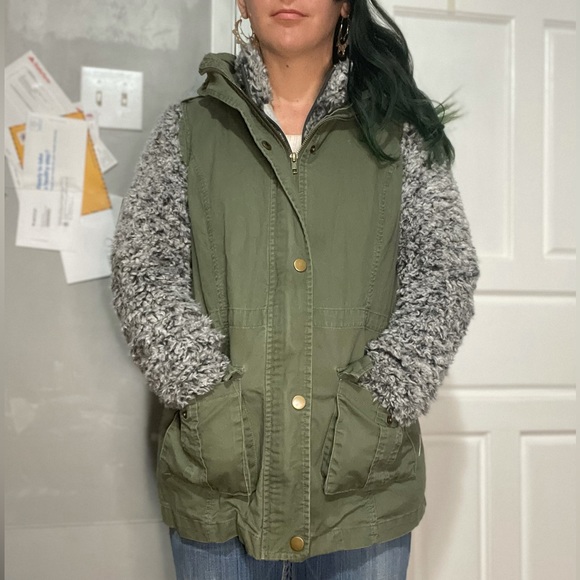 Army Green Utility Vest sm - Picture 2 of 3